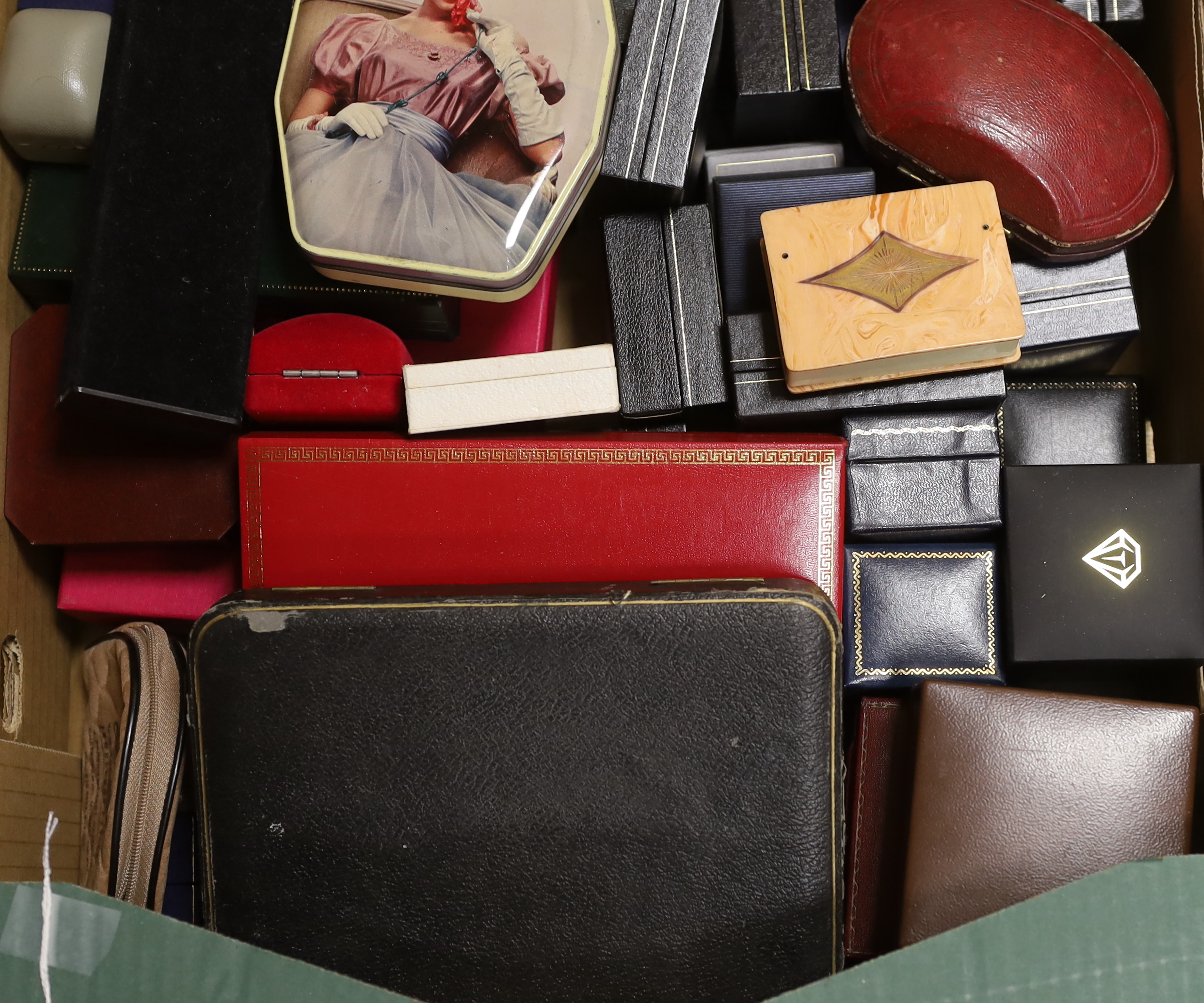 A quantity of assorted jewellery boxes.